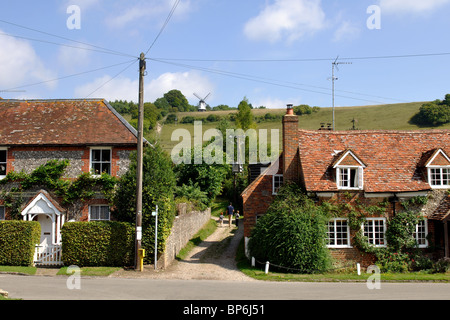 Turville Dorf mit Blick auf die Windmühle, Buckinghamshire, England, UK Stockfoto