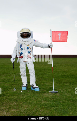 Ein Astronaut posiert auf einem Putting green Stockfoto