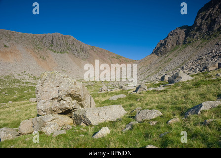 Windige Lücke durch Giebel Crag auf großen Giebel, von Moses trat, Lake District, Cumbria. Stockfoto