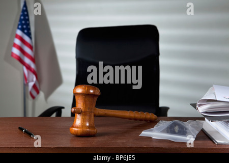 Ein Hammer auf ein Richter Schreibtisch in einem leeren Gerichtssaal Stockfoto