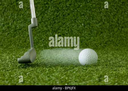 Ein Golfer setzen, Detail der Kugel und Putter Kopf Stockfoto