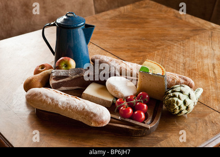 Eine einfache rustikale Mahlzeit auf einem Holztisch Stockfoto