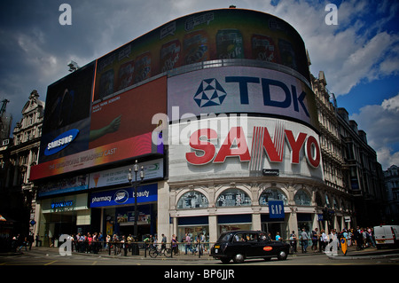 Piccadilly Circus-Werbetafeln. Stockfoto