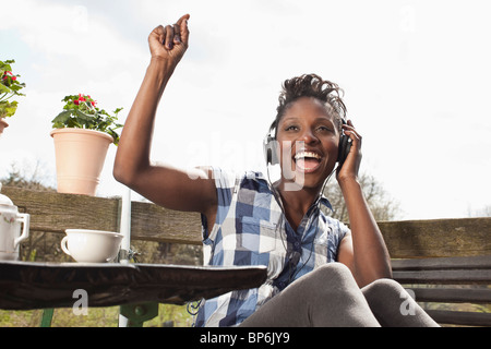 Eine Frau hören, Kopfhörer, singen und tanzen Stockfoto