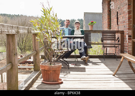 Ein paar sitzt auf einem Balkon Stockfoto