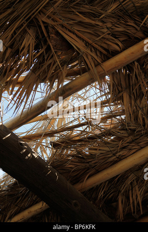 Detail von einem beschädigten Strohdach Stockfoto