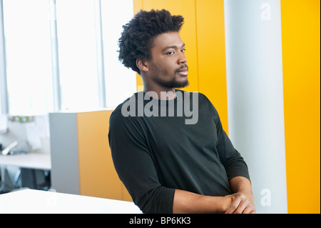 Geschäftsmann, stehen in einem Büro Stockfoto