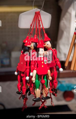 Pinocchio Puppen auf eine Zeichenfolge für den Verkauf von einem Stall in Padua, Italien Stockfoto