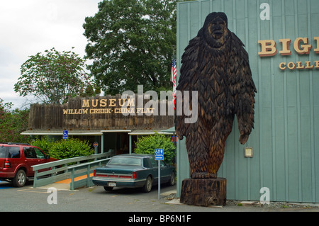 Riesigen Redwood geschnitzte Statue von Bigfoot in der Willow Creek - Wohnung Porzellanmuseum, Willow Creek, Kalifornien Stockfoto