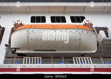 Niedrigen Winkel Blick auf ein Rettungsboot auf einem Kreuzfahrtschiff Stockfoto