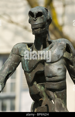 Eines der vier Reiter der Apokalypse (Bronze Skulptur von Rik Poot), historische Zentrum von Brügge, Belgien Stockfoto