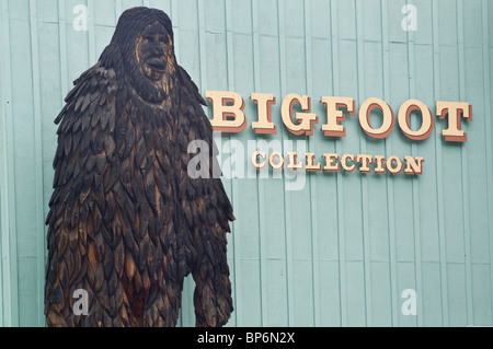 Riesigen Redwood geschnitzte Statue von Bigfoot in der Willow Creek - Wohnung Porzellanmuseum, Willow Creek, Kalifornien Stockfoto