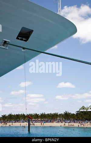 Detail eines angedockten Kreuzfahrtschiffes Strandnähe Stockfoto