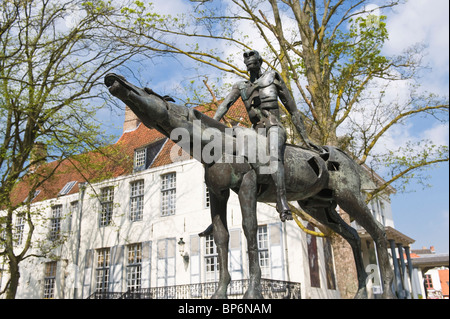 Eines der vier Reiter der Apokalypse (Bronze Skulptur von Rik Poot), historische Zentrum von Brügge, Belgien Stockfoto