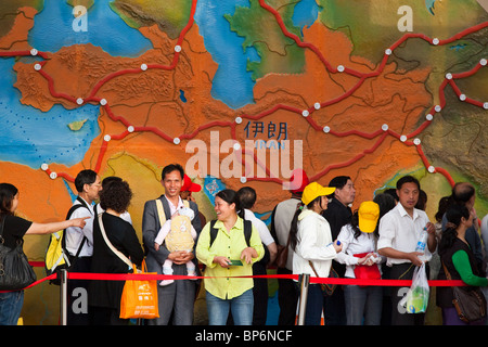 Chinesische Touristen im Iran-Pavillon auf der Expo 2010, Weltausstellung in Shanghai, China Stockfoto