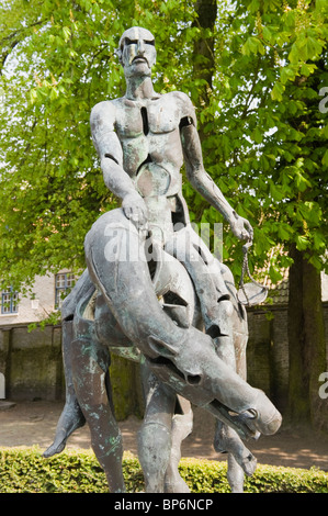 Eines der vier Reiter der Apokalypse (Bronze Skulptur von Rik Poot), historische Zentrum von Brügge, Belgien Stockfoto