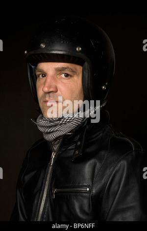 Porträt eines Mannes mit Helm und Leder Jacke Stockfoto