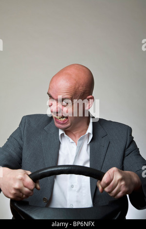 Ein verärgerter Mann hinterm Lenkrad Auto Stockfoto