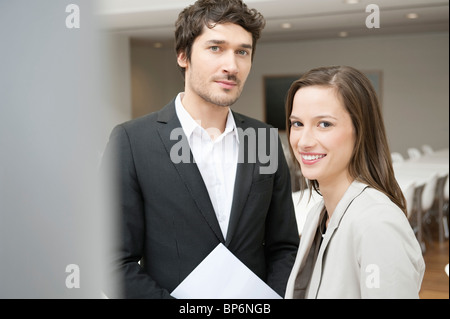 Porträt von eine Geschäftsfrau, die mit ihrer Kollegin neben ihr Lächeln Stockfoto