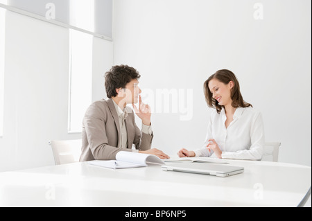 Führungskräfte in einem Konferenzraum Stockfoto