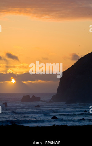 Sonnenuntergang am Sugarloaf Rock, Cape Mendocino, westlichster Punkt des Landes in zusammenhängenden uns, Lost Coast, Humboldt County, Kalifornien Stockfoto