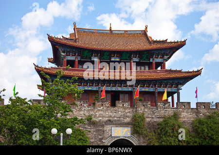 Ost-Tor der alten Stadtmauer in Dali, China Stockfoto