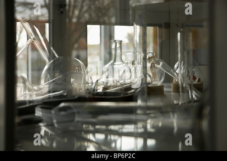 Laborglas in einem Klassenzimmer Stockfoto