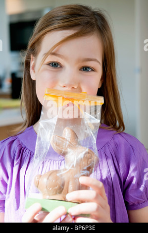 Porträt eines Mädchens, ein Osterhase vor ihr Gesicht halten Stockfoto