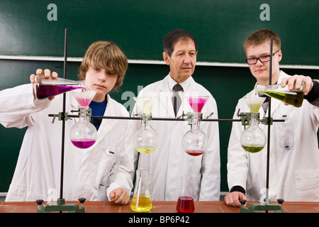 Überwachung von zwei Studenten, die Durchführung eines Experiments Chemie Lehrer Stockfoto