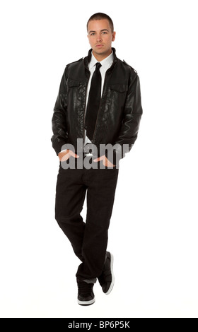Studio Foto von trendigen jungen Mann stehend auf weißem Hintergrund. Stockfoto
