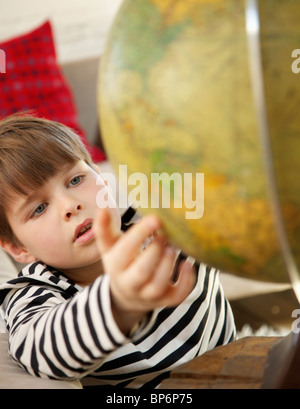 Ein Junge mit einer Weltkugel Stockfoto