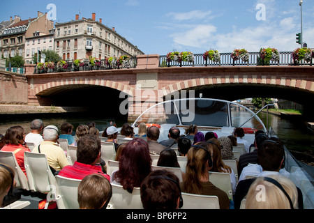 Bootsfahrt entlang des Flusses in Straßburg, Frankreich Stockfoto