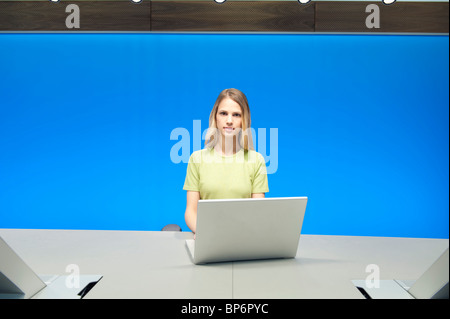 Geschäftsfrau, die Arbeiten auf einem Laptop in einem Konferenzraum Stockfoto