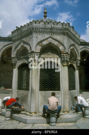 Moslems durchführen Wudu vor dem Gottesdienst in der Eminou Yeni Camii in Istanbul, Türkei Stockfoto