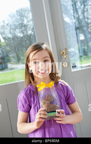 Porträt eines Mädchens halten einen Osterhasen und lächelnd Stockfoto
