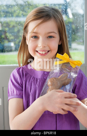 Porträt eines Mädchens halten einen Osterhasen und lächelnd Stockfoto