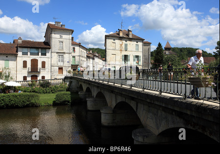 Eine Brücke über den Fluss Dronne umgibt die französische Stadt Brantome Stockfoto