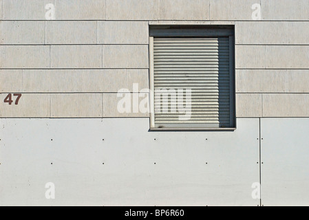 Ein geschlossenes Fenster-Rollladen Stockfoto