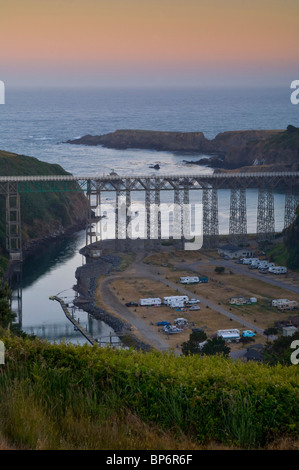 Campingplatz unter der Brücke über den Fluss Albion bei Sonnenaufgang, Albion, Mendocino County Coast, Kalifornien Stockfoto