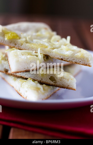 Focaccia Scheiben gestapelt auf einem weißen Teller Stockfoto