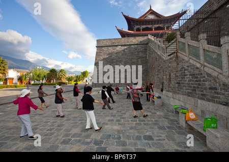 Frauen, die Ausübung am Morgen, Nord-Tor der alten Stadtmauer in Dali, China Stockfoto