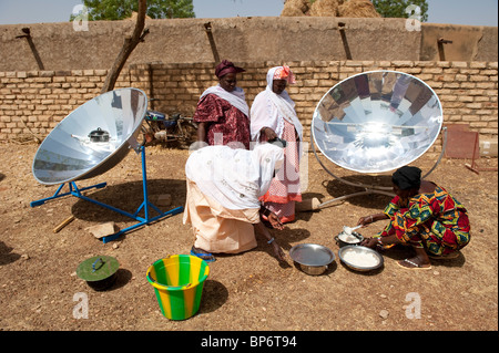 West-Afrika Mali Bandiagara im Dogon-Land, Frau mit Solarkocher, die Zubereitung von Speisen im solar workshop Stockfoto