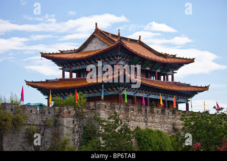 Ost-Tor der alten Stadtmauer in Dali, China Stockfoto