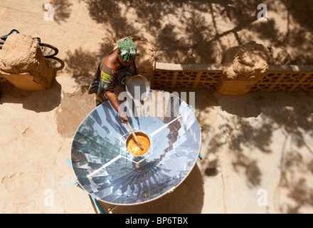 West-Afrika Mali Bandiagara im Dogon-Land, Frau mit Solarkocher, die Zubereitung von Speisen Stockfoto