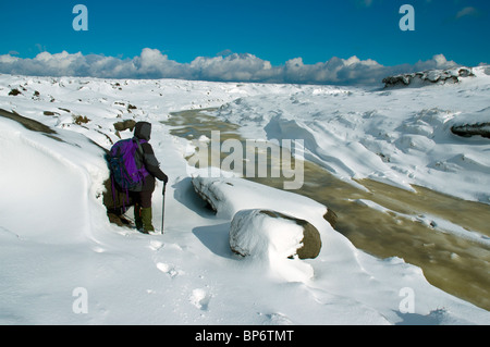 Ein Wanderer auf dem gefrorenen Kinder Scout-Plateau im Winter, in der Nähe von Hayfield, Peak District, Derbyshire, England, UK Stockfoto