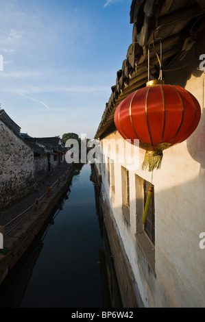 China, Zhouzhuang. Chinesische Laterne im historischen Wasserdorf Zhouzhuang. Stockfoto