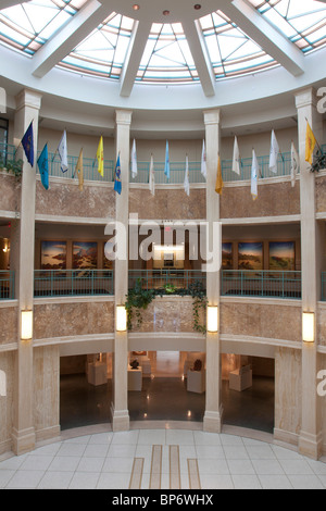 Rotunde der New Mexico State Capitol Gebäude oder Statehouse in Santa Fe mit drei Stockwerken und Decke aus Buntglas Stockfoto