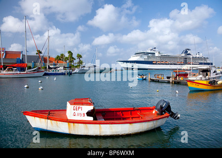 Die Marina und den Hafen von Oranjestad, Aruba mit der Celebrity Cruise Schiff Millennium. Stockfoto