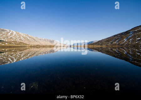 Hügel in Loch Cluanie, Kintail wider Stockfoto