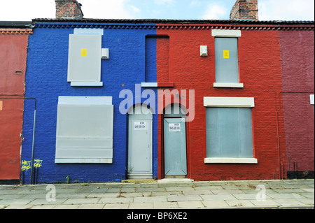 Bunten Reihenhäuser in Madryn Street, Liverpool mit Brettern vernagelt bereit für Abbruch und Sanierung. Stockfoto